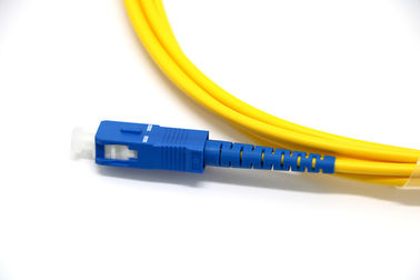 黄色い単一モード繊維パッチは9/125のSC/UPCのコネクターによってカスタマイズされる長さをケーブルで通信します