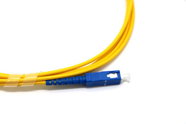 黄色い単一モード繊維パッチは9/125のSC/UPCのコネクターによってカスタマイズされる長さをケーブルで通信します