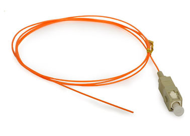 UPC Poishing の 0.9mm のオレンジ繊維ケーブルの多重モード SC MM 繊維のピグテール