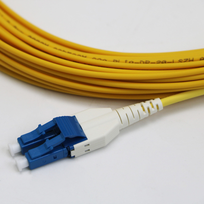 LCユニブートジップコッド シングルモード G657.A1 Bendインセンシティブデュプレックス 2mm LSZH 低損失 0.15dB ファイバーパッチコード