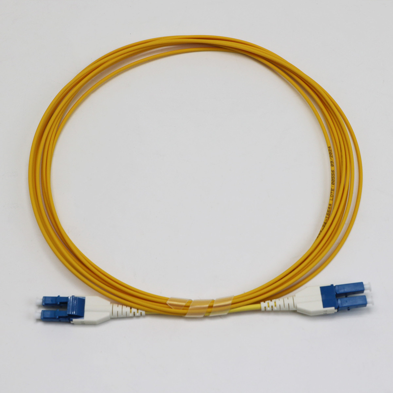 LCユニブートジップコッド シングルモード G657.A1 Bendインセンシティブデュプレックス 2mm LSZH 低損失 0.15dB ファイバーパッチコード